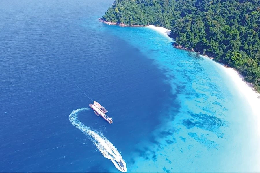 weißer Strand und türkises Meer - die Cocks Comb Insel