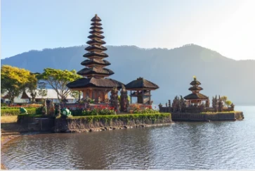 Der einzigartige Kecak-Tanz vor der atemberaubenden Kulisse des Uluwatu Tempels