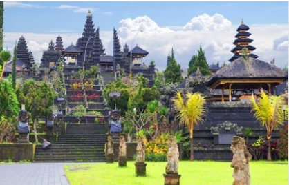Tempelanlage Prambanan und Dinner mit Aufführung des Ramayana-Ballettsin Purawisata