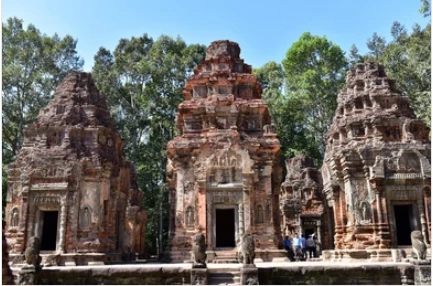 Flug nach Siem Reap und Besuch der Roluos Tempelgruppe
