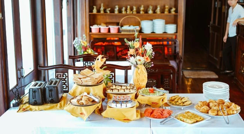 Renea Cruises Halong