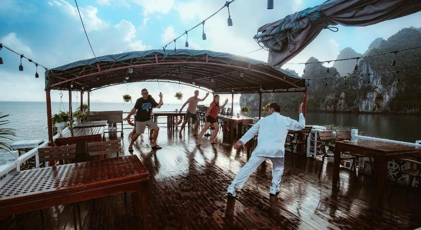 Renea Cruises Halong